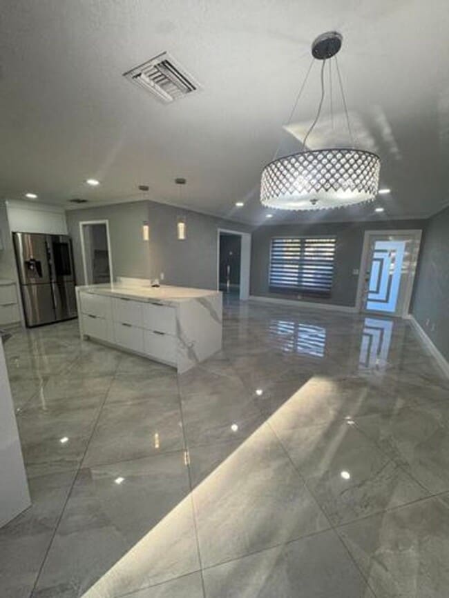 Building Photo - 2591 Rosehaven Rd