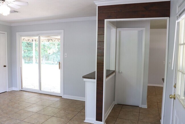 Building Photo - Charming 3-Bedroom + BONUS SUNROOM