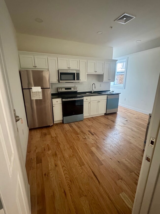 Building Photo - 157 Green St