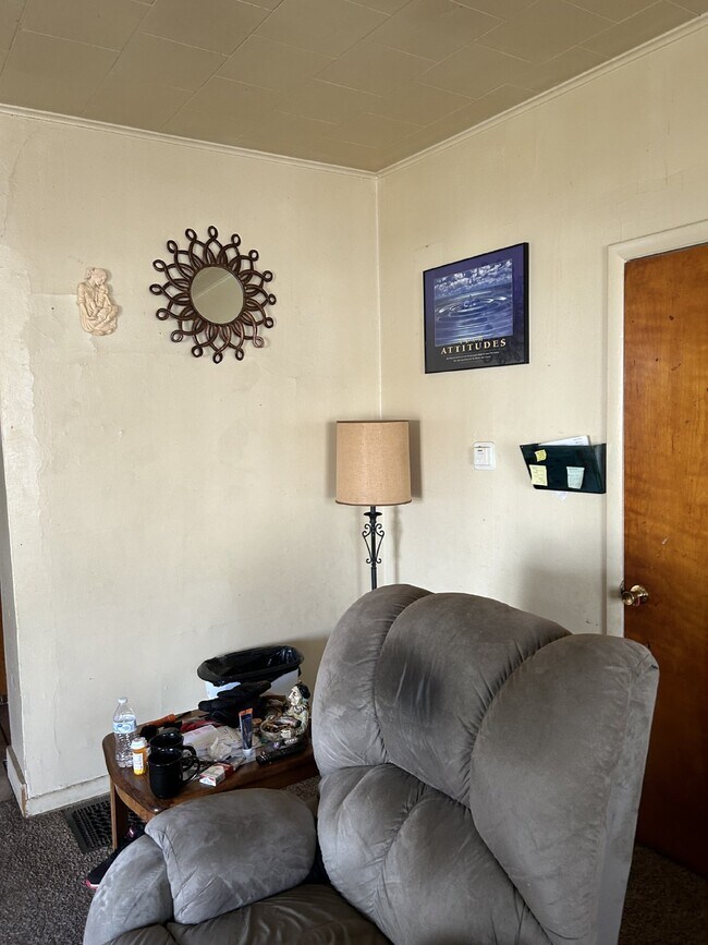 Building Photo - Welcome Home to Your Charming 2-Bedroom Ap...