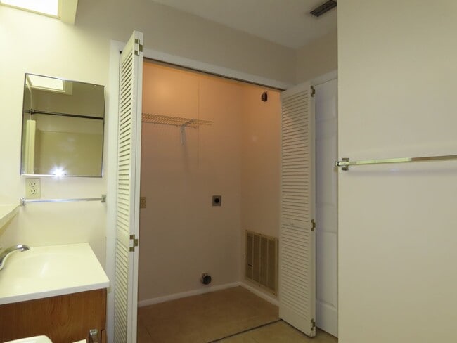 Building Photo - Sunnyside Lakeview 2br/2ba Apartment