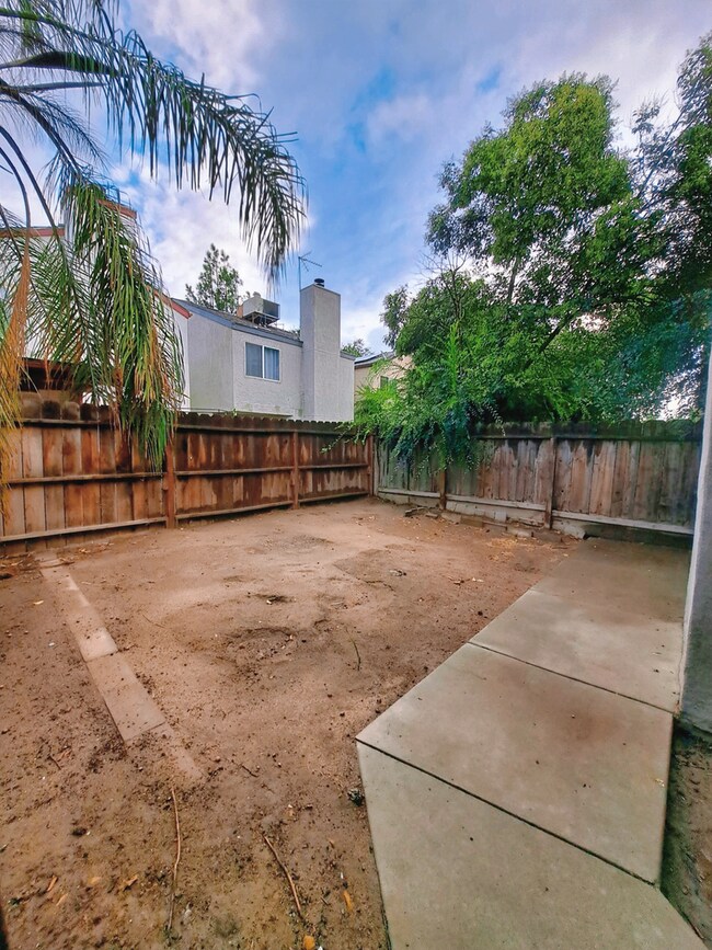 Building Photo - Stunning 2 Story Home with 3BR and a Backyard-Available Now!