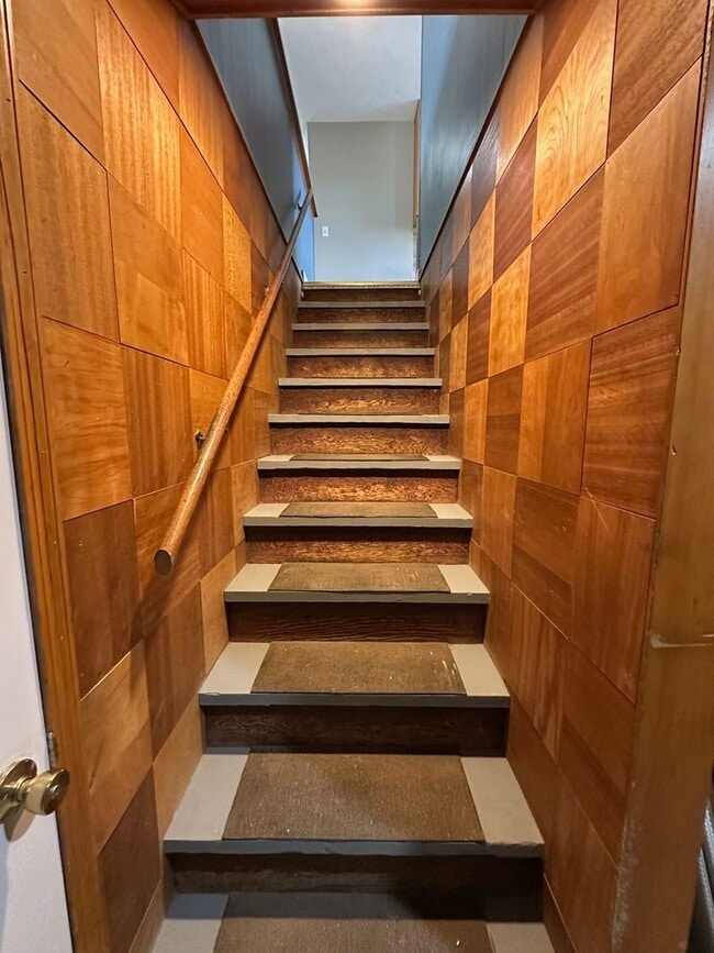 Building Photo - Spacious Northside 4-Bed, 2-Bath Ranch with Hardwood Floors