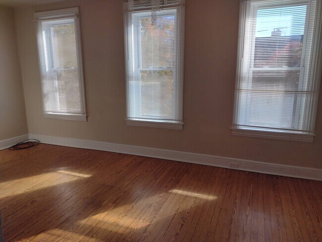 Front bedroom - 441 W Lemon St