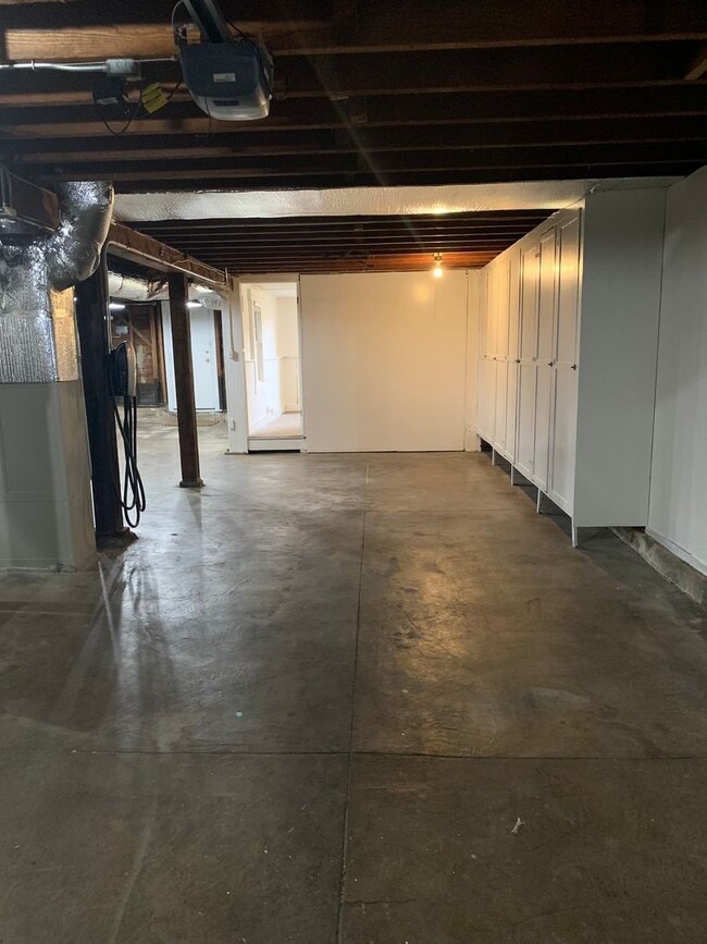 Building Photo - Bright & Charming Miraloma Home