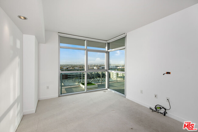 Building Photo - 13700 Marina Pointe Dr