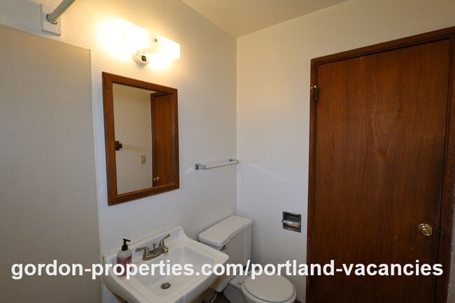 Building Photo - NE 65th Ave - End unit 1 bedroom apartment