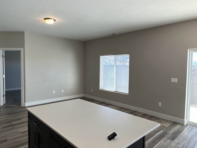 Building Photo - 1511 W Pyrite Ln