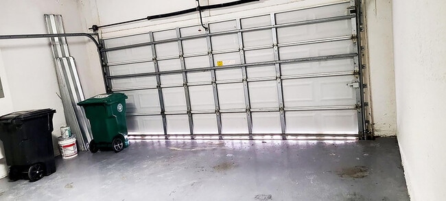 Building Photo - 205 SW Maclay Way