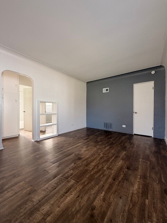 Building Photo - 2811 S Lincoln-2813
