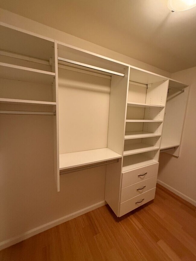 Building Photo - Beautiful Spacious 2 Bedroom/2 Bath Condo