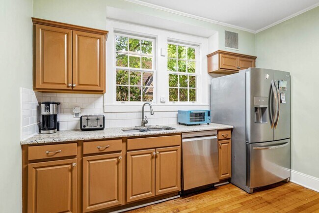 Building Photo - Stunning 3 bedroom FURNISHED MID-TERM RENTAL home in historic downtown Burlington