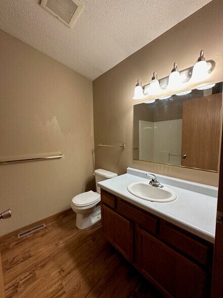 Building Photo - 1521 6th St E