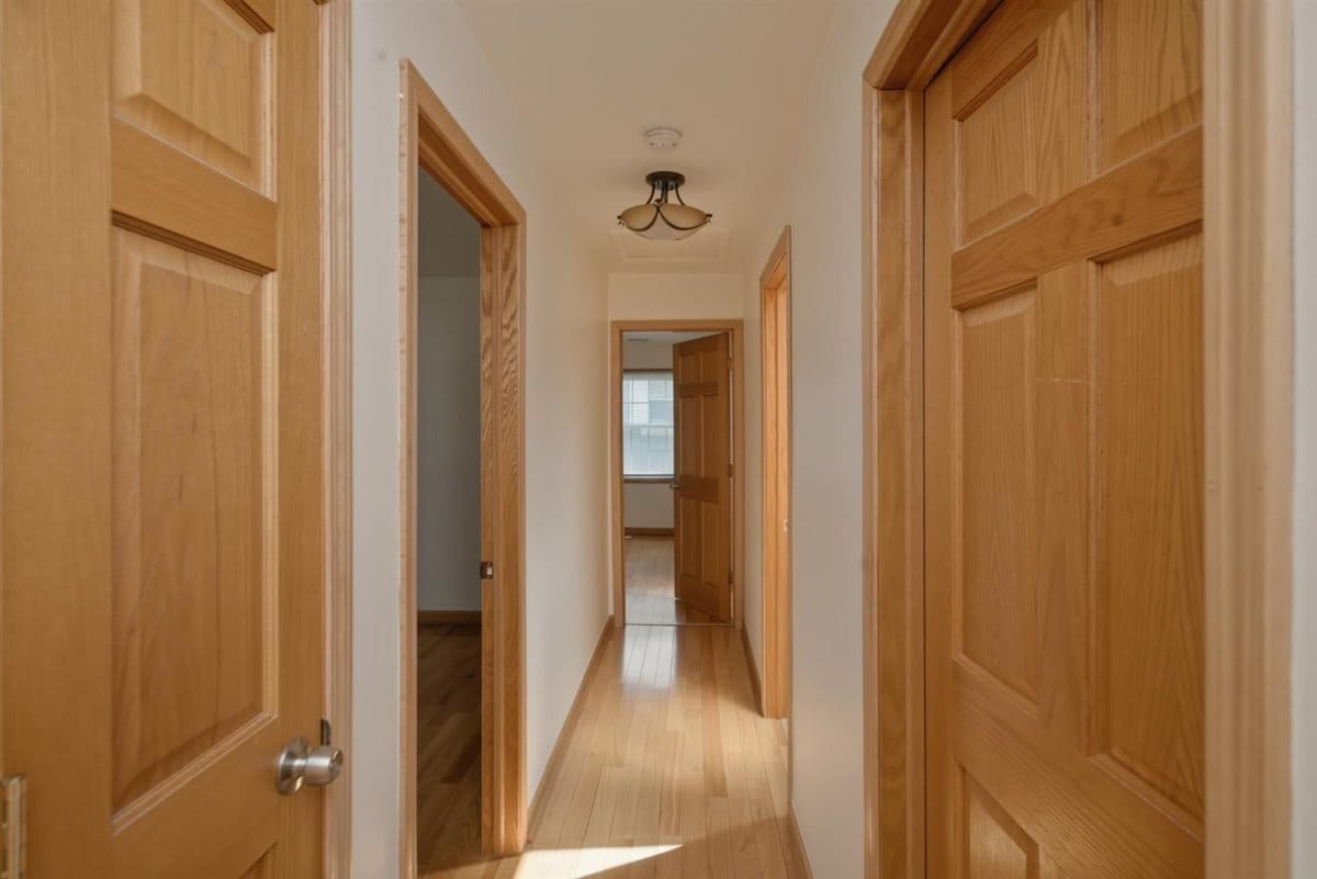 Building Photo - 1671 Grosvenor Cir