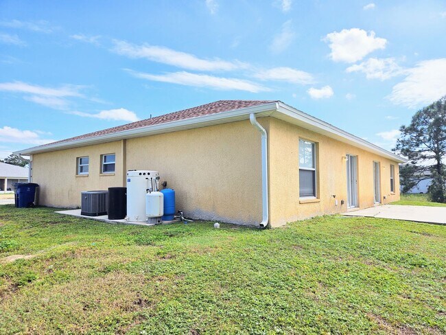 Building Photo - Nice 3 Bedroom Duplex in Lehigh Acres