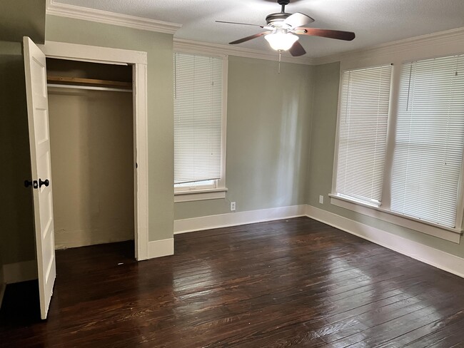 Building Photo - 920 Bolivar St