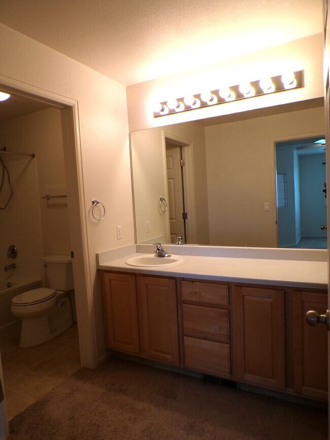 Building Photo - Spacious 2-Bed, 2.5-Bath Condo in Cherry C...
