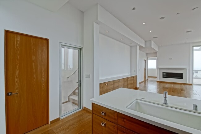 Building Photo - 4BR3.5BA + OFFICE! NEWER CONSTRUCTION, MOD...