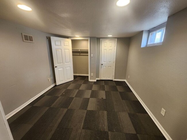 Building Photo - Nice 2 Bedroom Single House with Garage Available NOW