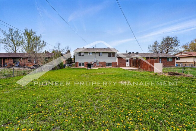 Building Photo - Spacious Duplex with Washer/Dryer and Cent...