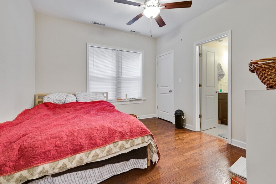 Building Photo - 1823 W Leland Ave