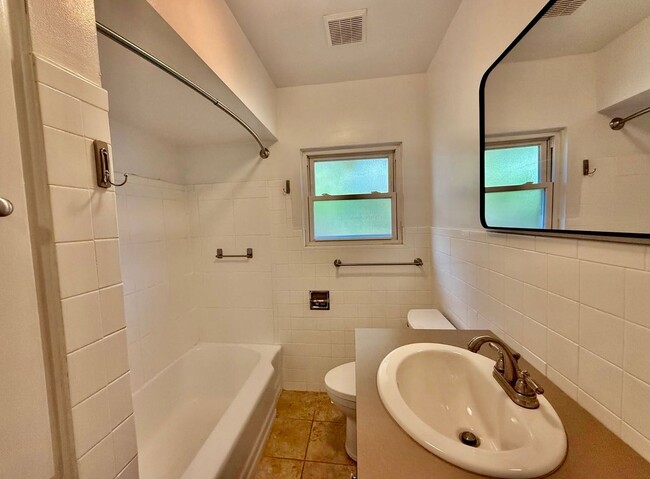Building Photo - Brick Ranch in Forest Hills