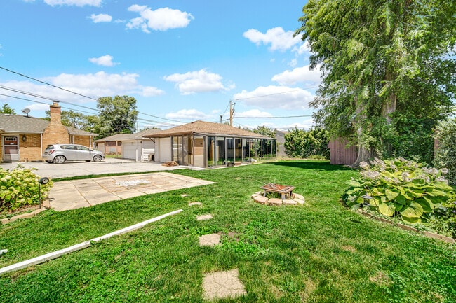 Building Photo - 1047 W Villa Dr