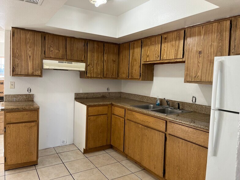 Building Photo - 5648 Meikle Ln