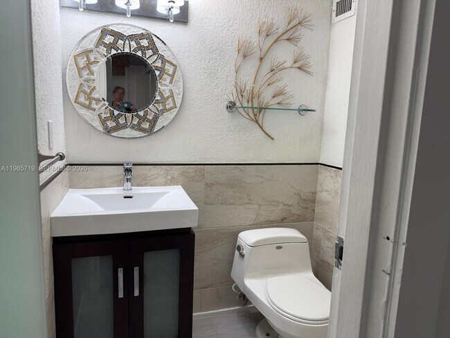 Building Photo - 17021 N Bay Rd