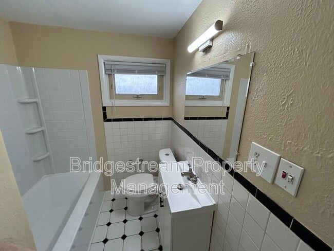 Building Photo - 22 Whispering Dr