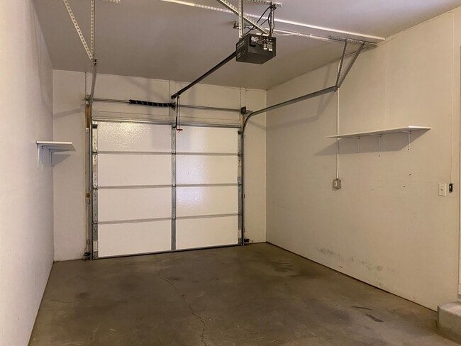 Building Photo - 2 Bed 2 Bath Townhome