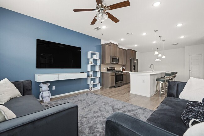 Building Photo - 7449 Hinsdale Dr