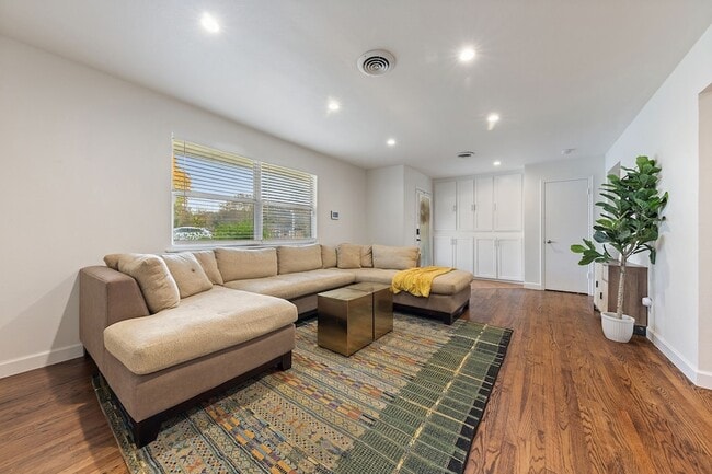 Building Photo - 8053 Claremont Dr