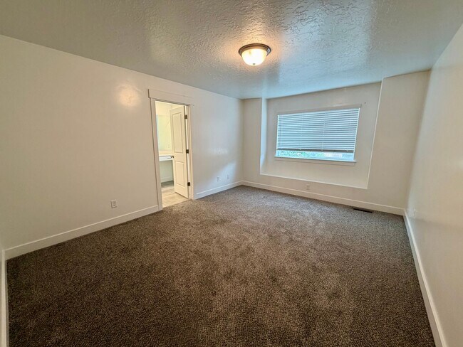 Building Photo - Wow! No Rent Until September! Updated 3 Bed 2.5 Bath Townhome for Rent in North Ogden!