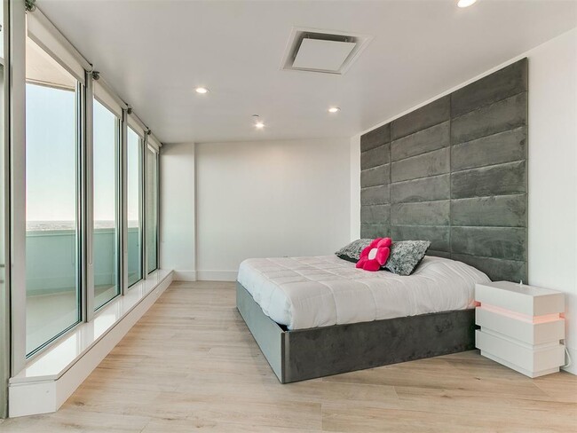 Building Photo - 5900 Mosteller Dr