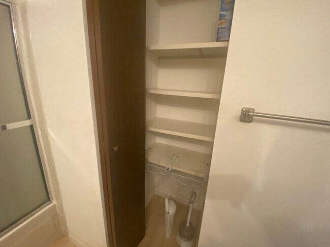 Building Photo - Beautiful 1 Bedroom Condo Across from Buck...
