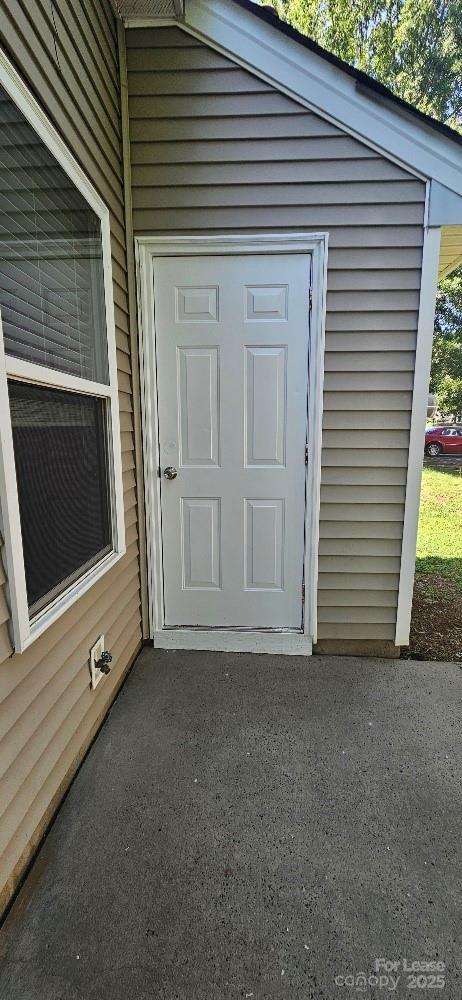 Building Photo - 2715 Meadow Knoll Dr