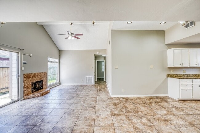 Building Photo - 6395 Crossway Dr