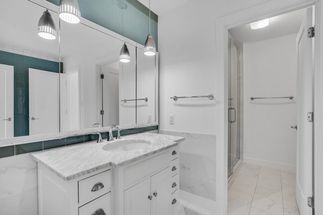 Building Photo - 6814 N 72nd Pl