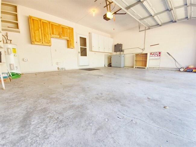 Building Photo - 422 W Oak St
