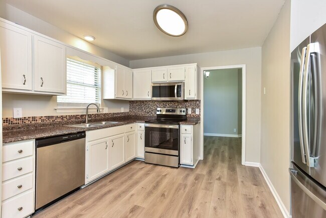 Building Photo - 6009 Legend Dr