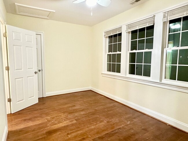 Building Photo - Detached 4 bed 3 bath. Pets Welcome!
