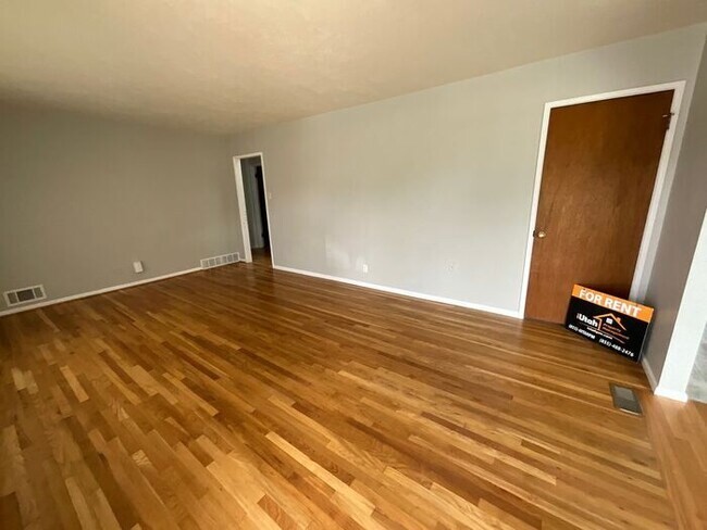 Building Photo - 4 Bedroom 2 Bath 2 Car Garage Home- Dog Friendly and RV parking.