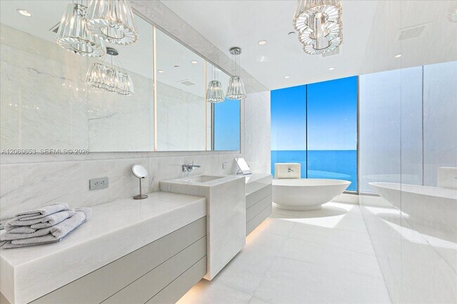 Building Photo - 17975 Collins Ave