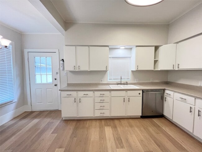 Building Photo - 421 E Myrtle St