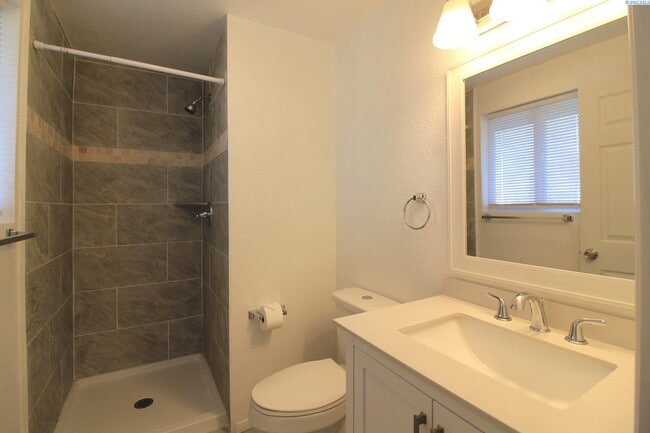 Building Photo - Updated West Kennewick 5 Bed/3 Bath House