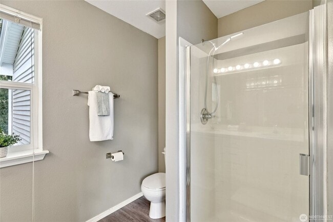 Building Photo - Contemporary Town home in Renton