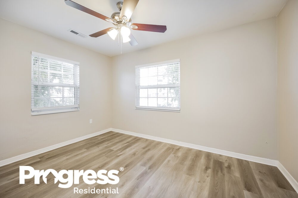 Building Photo - 5 Victoria Dr