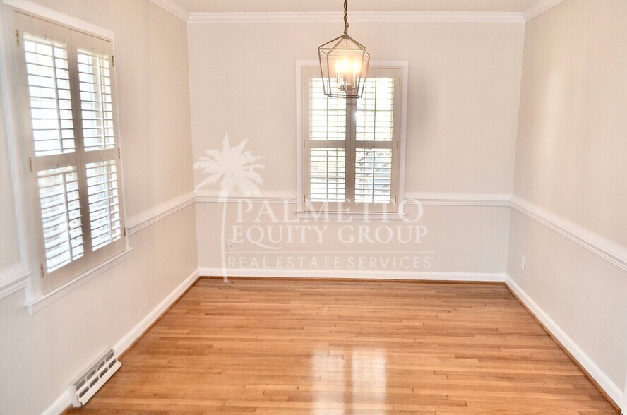 Building Photo - 102 Forestdale Dr