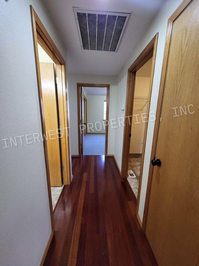 Building Photo - Spacious 3Bd Ba Ranch Style Home With A/C,...